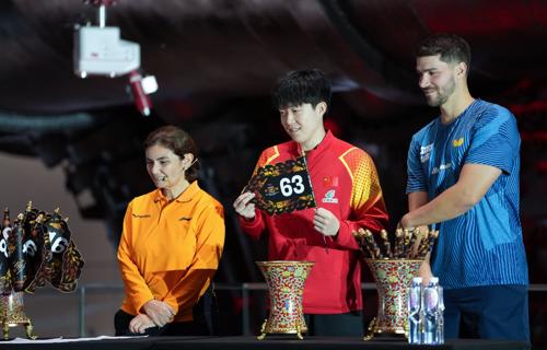 苹果品牌的登顶并非偶然它背后是其不断创新的产品理念卓越的用户体验以及强大的品牌影响力共同作用的结果苹