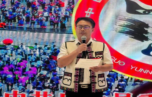 任敏穿抹胸裙展现娇俏公主风盘发显优雅